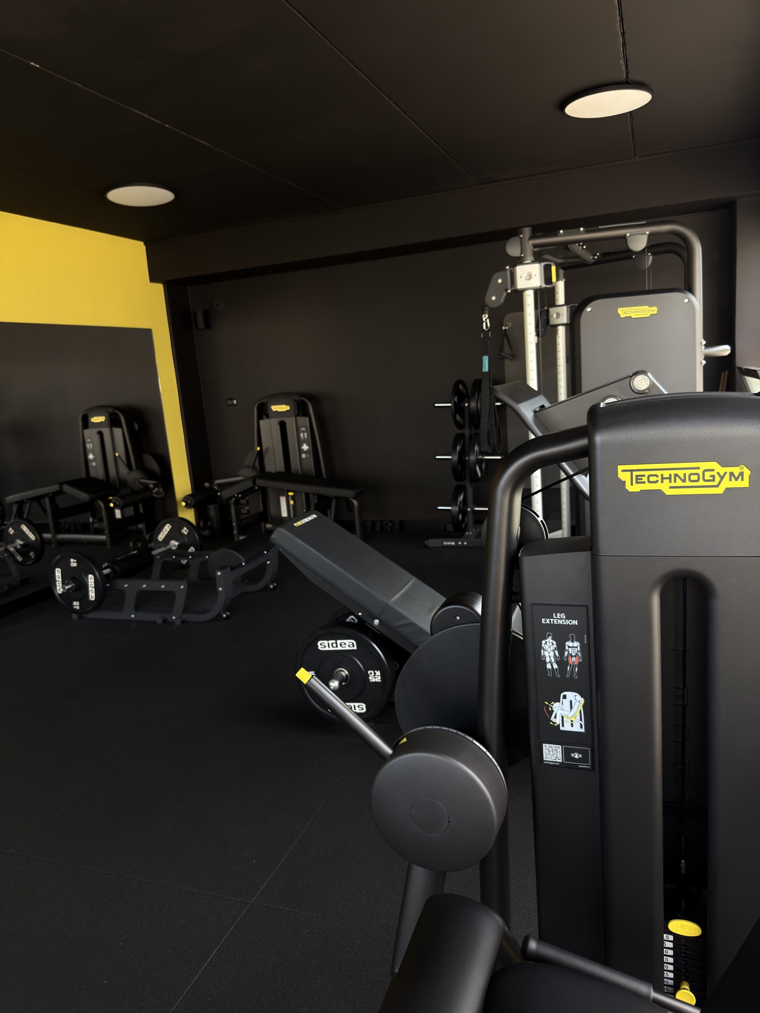 Interno di Atelier Fitness Club con attrezzature per l'allenamento