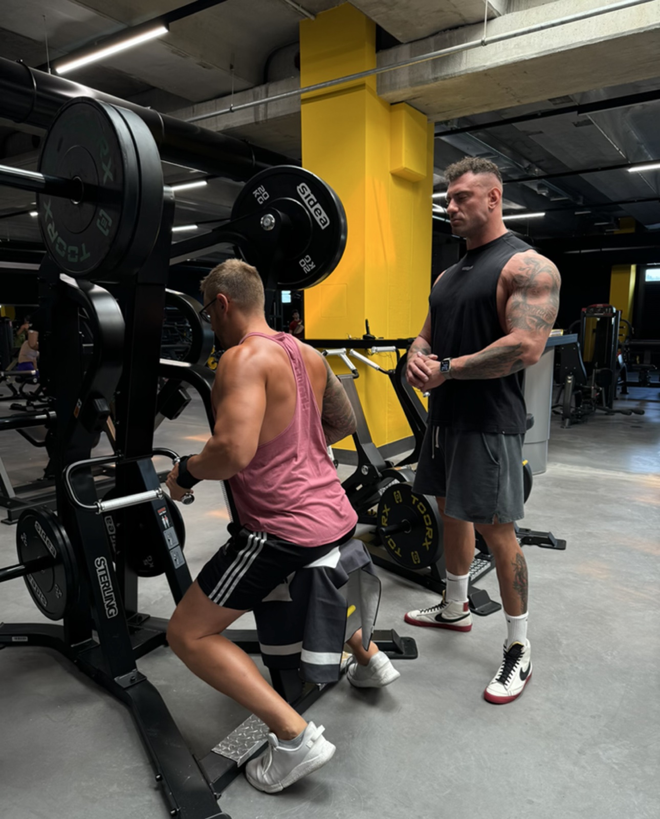 Gianluca Longo segue una persona durante un allenamento in palestra